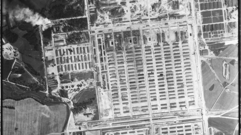 Pohled na vyhlazovací tábor Auschwitz-Birkenau, který pořídil v srpnu 1944 letec RAF