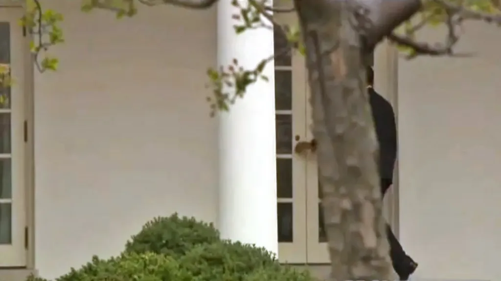 Barack Obama se marně dobývá do Oválné pracovny