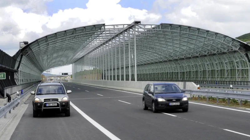 Most u Vchynice s protihlukovým tubusem je nejvýraznějším prvkem úseku Lovosice–Bílinka otevřeného v roce 2012