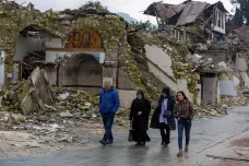 Rok po zemětřesení v Turecku a Sýrii žijí statisíce lidí v provizorních podmínkách, Erdogan sliby nenaplnil