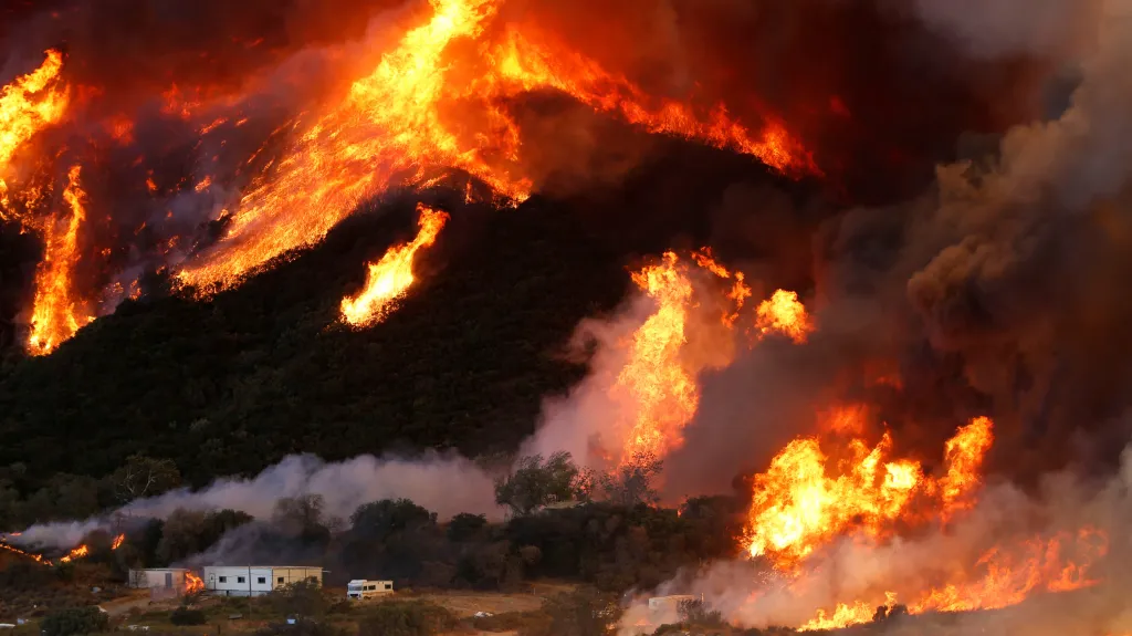 Požár zničil karavany v kempu v San Bernardinu