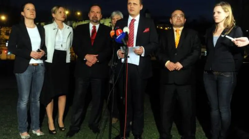 Vít Bárta na tiskové konferenci odmítl, že by si kupoval loajalitu Jaroslava Škárky.