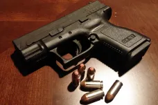 Sněmovna schválila nový zbraňový zákon, který ukládá prodejcům hlásit podezřelé obchody