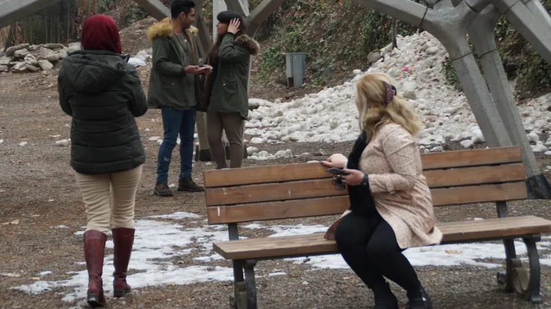 Íránky bez šátku v zahradách bývalého teheránského šáhova paláce Sádabad