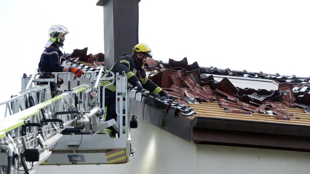 Následky tornáda v lucemburském městě Petingen