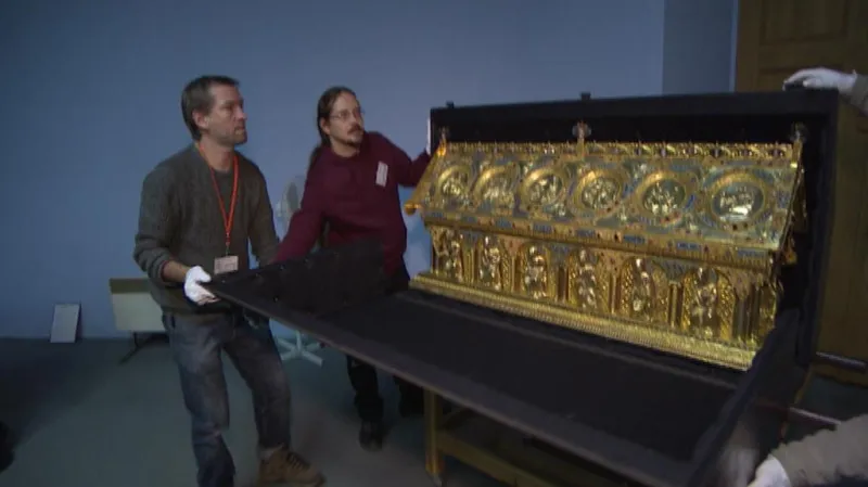 Zavírání relikviáře do přepravní schránky