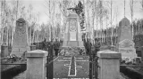 Pomníky u společného hrobu na Glazkovském hřbitově v Irkutsku odhalené v říjnu 1918