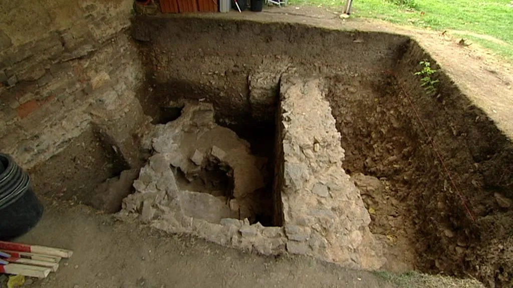 Základy nově objeveného kostela na pražském Vyšehradě