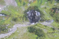 Kanaďané našli náhodou obří jeskyni. Velikou díru do země odhalilo globální oteplování