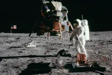 Výrobce podprsenek se na poslední chvíli dostal do tendru na měsíční skafandry. Astronauty obléká dodnes