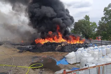 V Rokycanech hořela skládka plastů