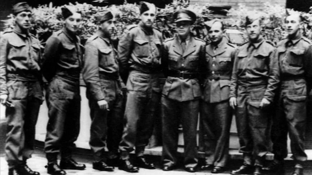 Českoslovenští parašutisté před odletem na misi