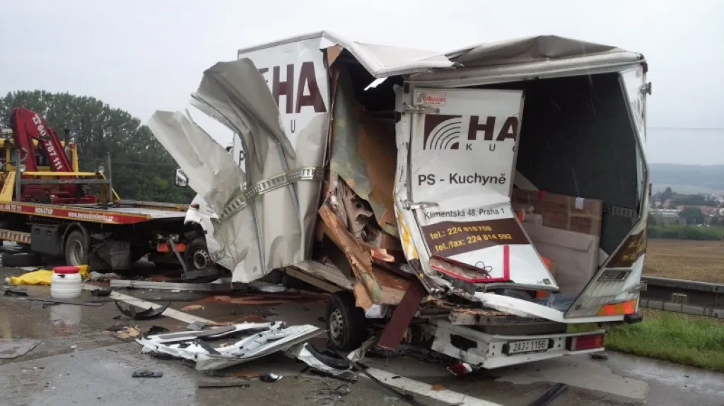 Hromadná havárie u Rousínova zablokovala dálnici