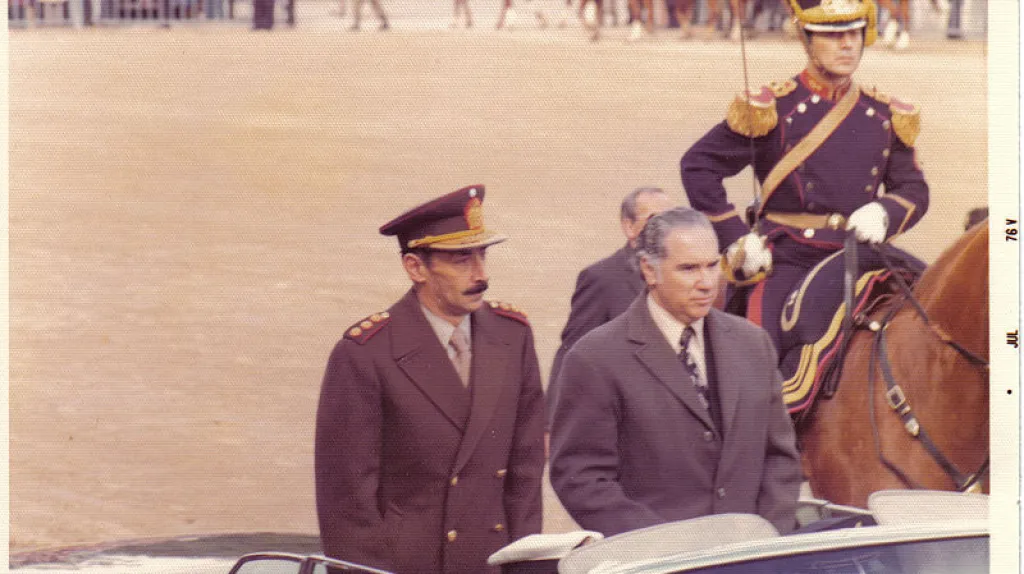 Jorge Rafael Videla (vlevo)