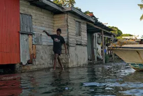 Zvyšování hladiny oceánů povede ke katastrofální migraci, varuje studie