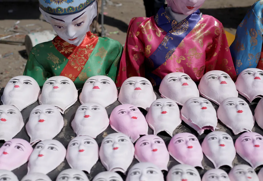 Tržiště s nabídkou rekvizit pro pohřební obřady v čínském městě Mibeizhuang před pohřebním festivalem Qingming, který se koná 5. dubna.