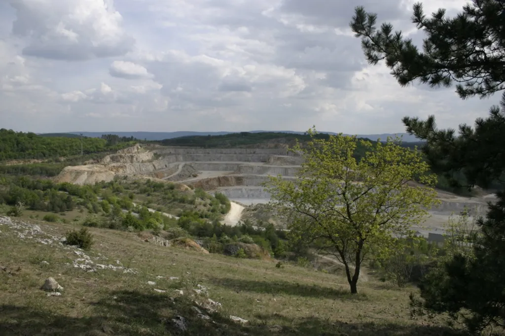 Celý jeskynní systém se nachází uvnitř návrší Zlatý kůň nad obcí Koněprusy v CHKO Český kras