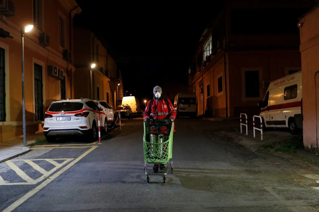 Giorgio Vacirca (43 let) tlačí vozík s nádobami s čajem. V současnosti je to jeho každodenní činnost. Lidé bez přístřeší nemají možnost si v této situaci prakticky vůbec sehnat stravu