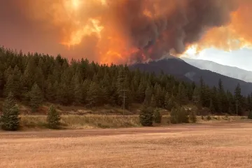 Desítky tisíc Kanaďanů uprchly před požáry. Oheň ohrožuje města West Kelowna a Yellowknife