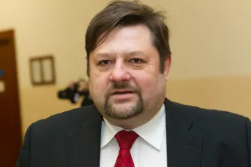 Policie obvinila exposlance Wolfa, za útěk mu hrozí další dva roky za mřížemi