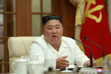 Kim se objevil na zasedání politbyra strany, varoval před covidem a tajfunem