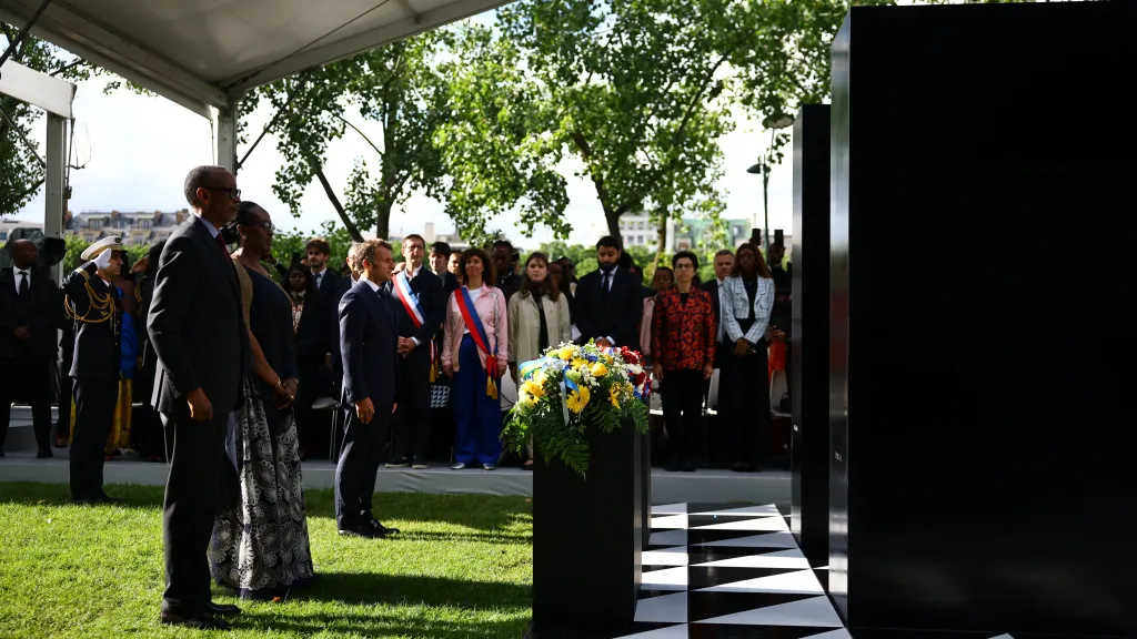 Francouzský prezident Emmanuel Macron a rwandský prezident Paul Kagame s manželkou Jeannette při odhalení památníku obětem rwandské genocidy
