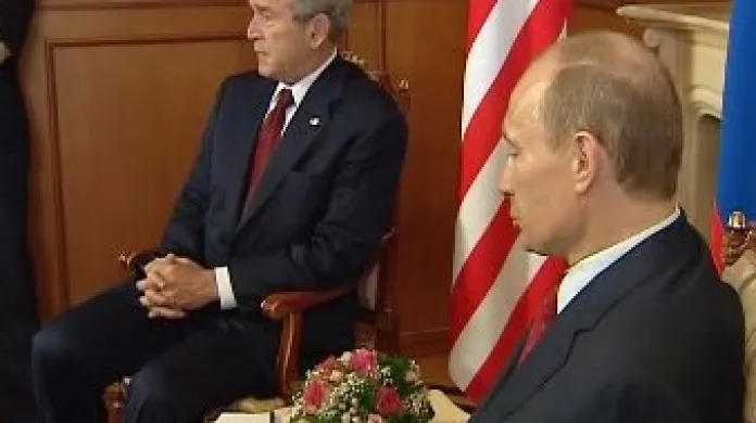 Vladimir Putin a George Bush na společném jednání v Soči