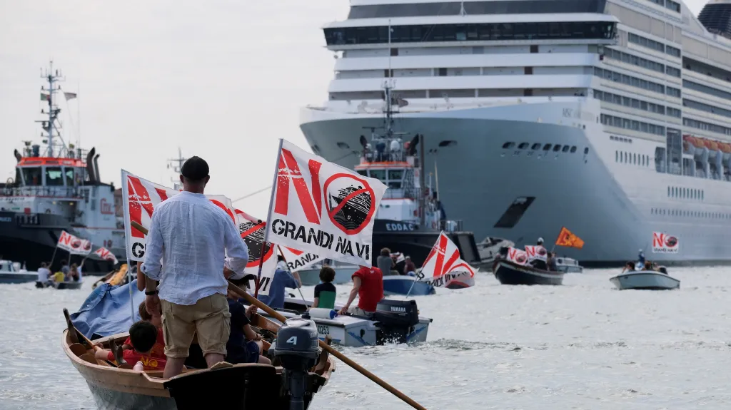 Když letos z Benátek po roce odplouvala první výletní loď, vyprovázely ji protesty