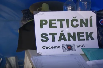 Muži zadržení před Úřadem vlády podle policie spáchali přestupek, mezi nimi má být i Thor