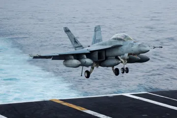 Americká letadlová loď uhýbala před palbou, „ztratila“ při tom stíhačku