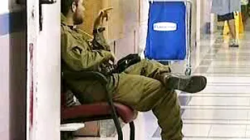 Izraelský voják na hlídce v nemocnici