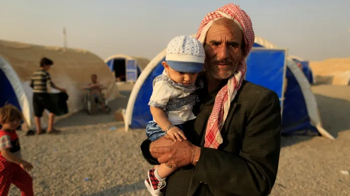 Uprchlíci v táboře Chazar východně od Mosulu