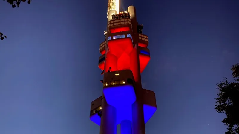 Žižkovský vysílač v barvách trikolóry