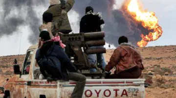 Hořící libyjské ropné zařízení