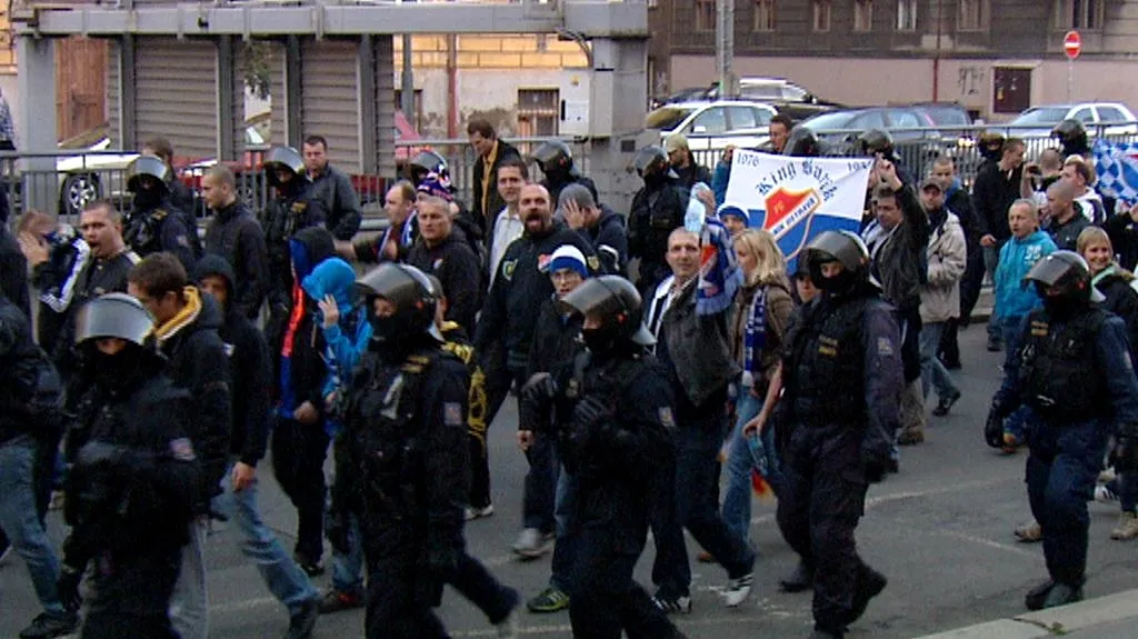 Fanoušci Baníku v doprovodu policie