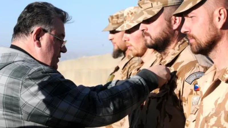 Dominik Duka vyznamenává vojáky v Afghánistánu