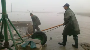 Rybáři lovili pomocí obřích sítí