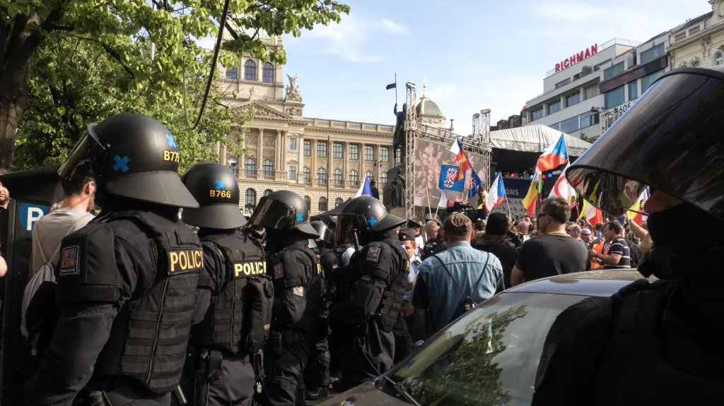 Demonstrace příznivců a odpůrců SPD na Václavském náměstí v Praze