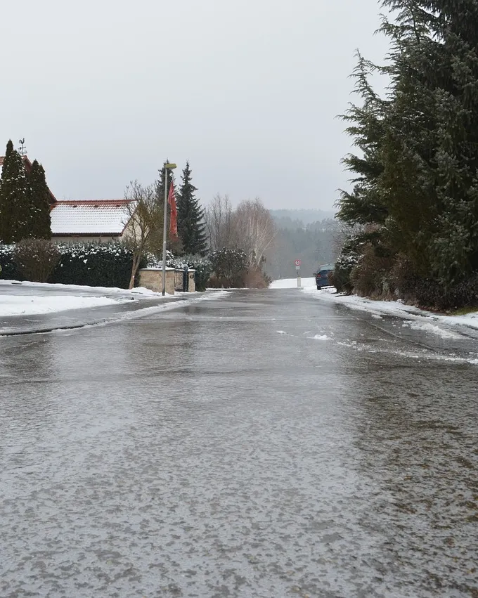 Meteorologové varují před náledím na západě Čech