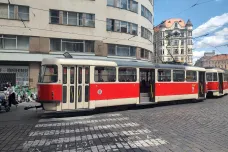 Kvůli výpadku stály vlaky i tramvaje. Semafory nahradili policisté