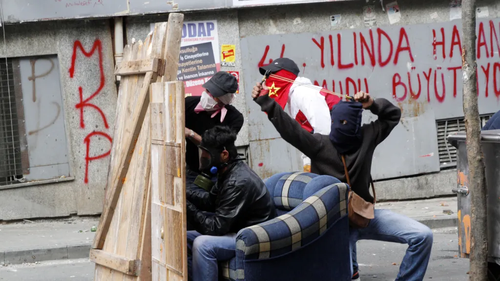 Prvomájové střety mezi demonstranty a policií v Istanbulu