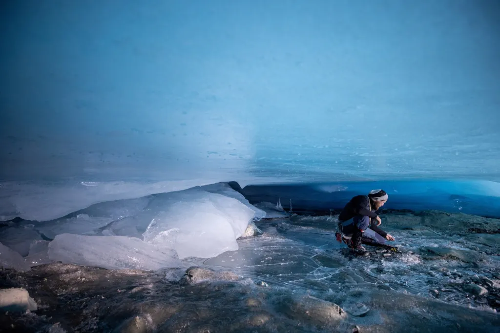 Rakouský ledovec Jamtalferner se náchází ve východní části Alp na hranicích se Švýcarskem. Jeho současná poloha je ve výšce mezi 3160 a 2430 metry nad mořem. Ledovec je pravidelně monitorován a vědci mají přehled o každém jeho pohybu
