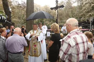První mše na troskách vyhořelého kostela v Gutech. Budou další, i počasí navzdory