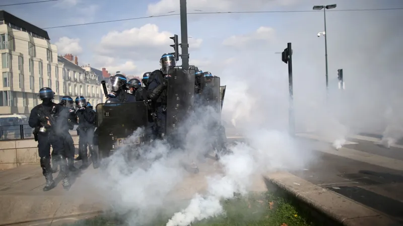 Protivládní demonstrace ve Francii