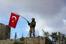  Den po summitu turecká armáda bombardovala pozice syrských Kurdů