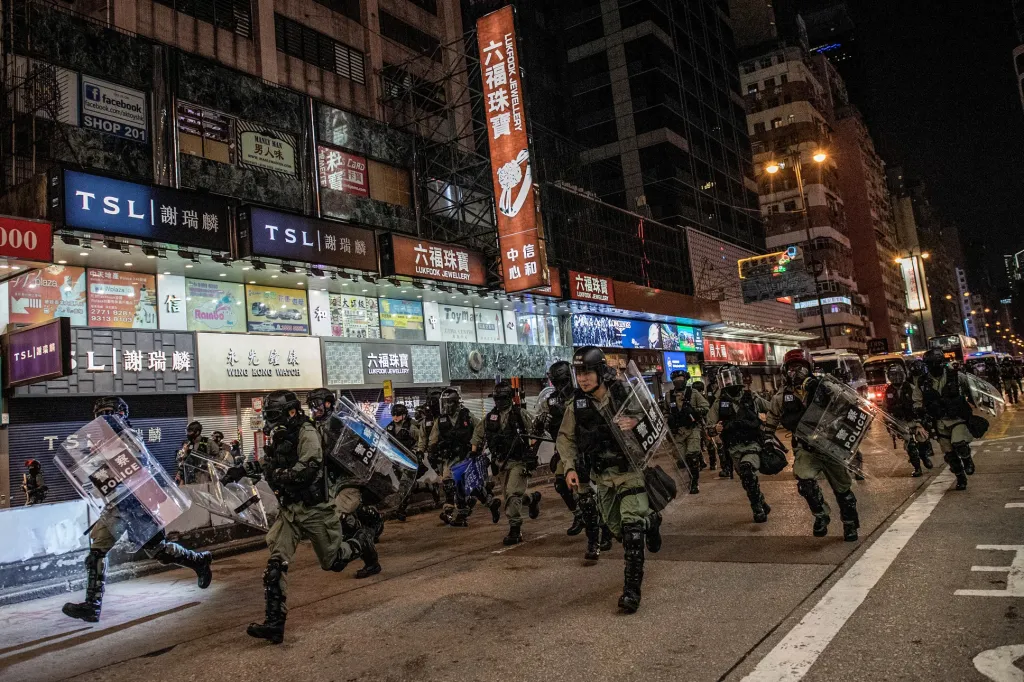 Úřady zakázaly nošení obličejových masek na demonstracích od 1. října 2019, tedy v den 70. výročí vyhlášení Čínské lidové republiky. Během následující demonstrace policie poprvé nasadila ostrou munici