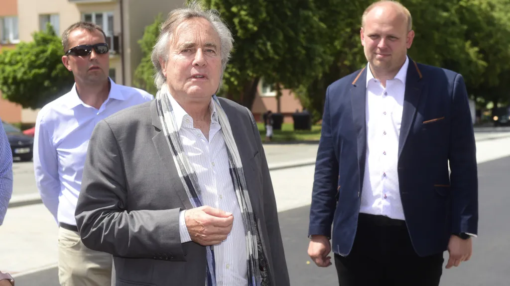 Prezidentem Meopty-optiky se od 1. července stane Gerald Rausnitz (uprostřed) který je jejím majitelem