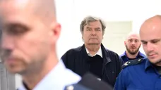Miroslav Jansta, jeden z obviněných v kauze motolské nemocnice, přichází v doprovodu eskorty k soudu, který se zabýval jeho žádostí o propuštění z vazby, 5. 6. 2025