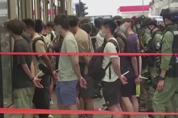 Hongkongská policie pokračuje v perzekuci účastníků demonstrací z roku 2019. Nešetří ani starší