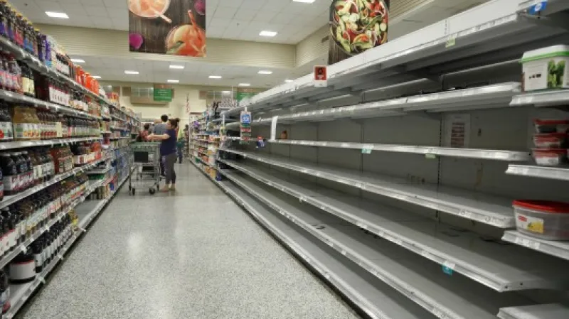 Prázdné regály v jednom z floridských obchodů Zdroj: Reuters